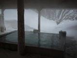 ニセコ山中のホテル。露天風呂の雪がすごい