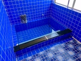 いつか再会したいインパクトブルーの浴室…