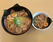ジャンボラーメンと通常ラーメン