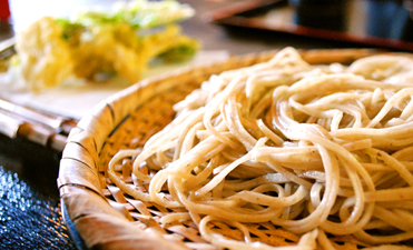 「蕎麦匠房 まくらぎ」では職人が毎朝蕎麦を手打ちしています
