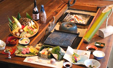 囲炉裏が味だけでなく風情も高めます