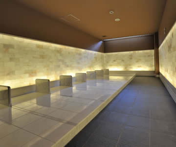 「横須賀温泉 湯楽の里」の「塩温洞（えんおんどう）」はミネラル成分たっぷり岩塩に囲まれた部屋