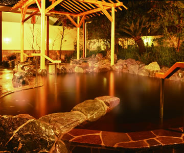 「美肌の湯」とよばれる「溝口温泉 喜楽里」の露天風呂