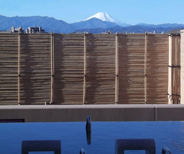 「国立温泉 湯楽の里」露天風呂から望む富士山