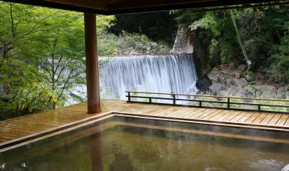 『かやぶきの郷 薬師温泉 旅籠　入郷料+入浴料1,200円を500円に！』