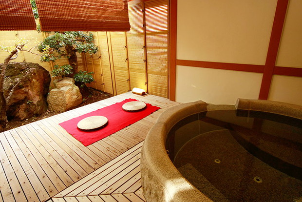 旅館笛吹川（ふえふきがわ）