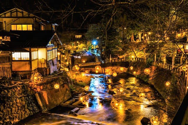 温泉街がおすすめの温泉地15選 浴衣で食べ歩きが楽しめるのは ニフティ温泉