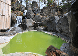 緑色の硫黄泉10選！美しき天然ミドリ湯で癒されよう【全国版】
