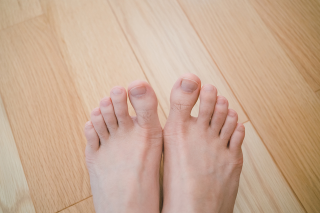 足の臭いが洗っても取れないのはなぜ？すぐできる対処法と根本的な解決策を解説