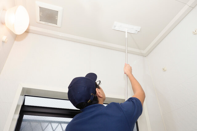 お風呂の天井掃除の方法まとめ！おすすめ道具や洗剤、手順を解説