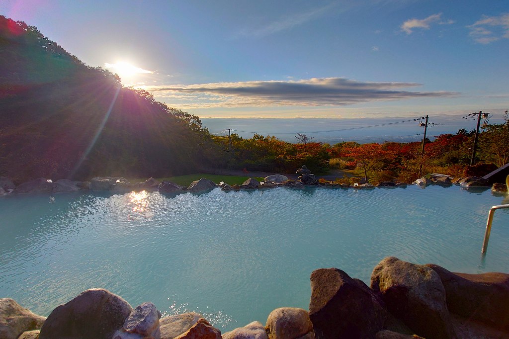 あの温泉が帰ってきた！「ほったらかしの宿 ゆうふり那須高雄温泉ロッジ」の天空露天プールは絶景掛け流し
