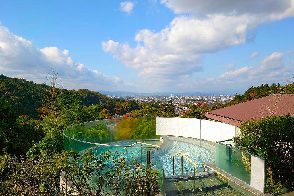 会津東山温泉「御宿東鳳」は露天風呂からの絶景と郷土料理のビュッフェに注目！