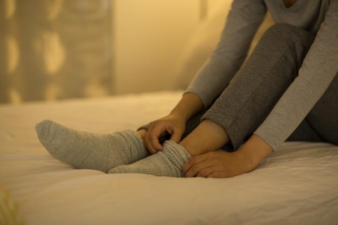 寝る時に靴下を履くのはダメ？メリット・デメリットと正しい選びを解説
