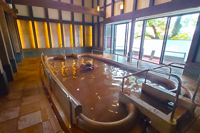 「長良川温泉 十八楼」で老舗旅館の風格と鉄分たっぷりの濁り湯を楽しむ