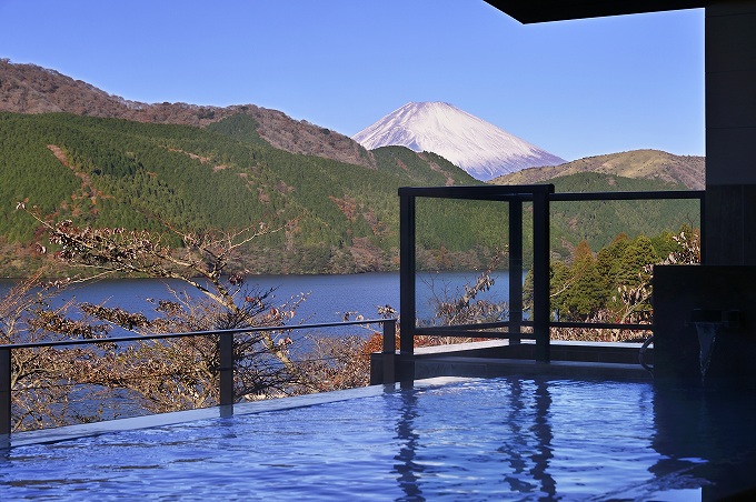 「龍宮殿」で日帰り絶景温泉！文化財にひたり富士を眺める特等席。実は“お泊まり”も最高だった