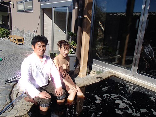 間抜けなエズラだ(普段は混浴ではありませんので・・撮影のための特別許可いただきました)