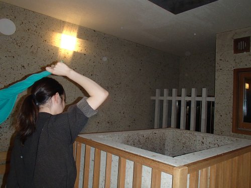 サウナに水を掛け水蒸気を起こし、布を振り回すスタッフ。熱波が気持ちいい「ロウリュ」は、脂肪分解、お肌の活性化を促します