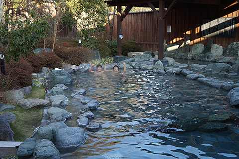 と言いつつ、私と編集部・伊藤さんは普通に温泉を楽しむ