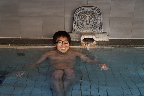 鬼瓦からお湯が出ている(こちらもある意味人面石!)