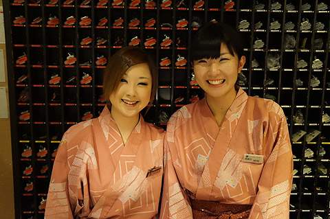 看板娘のお二人!(左:前田さん、右:村田さん)<br><br>