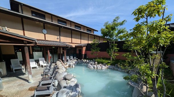 ファミリー＆女性におすすめ！キッズスペースやReFaのシャワーが嬉しい「極楽湯 千葉稲毛店」