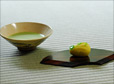 茶室では抹茶と季節の和菓子でのおもてなしも