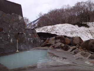 八甲田山を望む露天風呂。