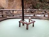 渓流沿いの硫黄泉露天風呂が最高。