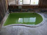 本当に素晴らしい緑色の温泉