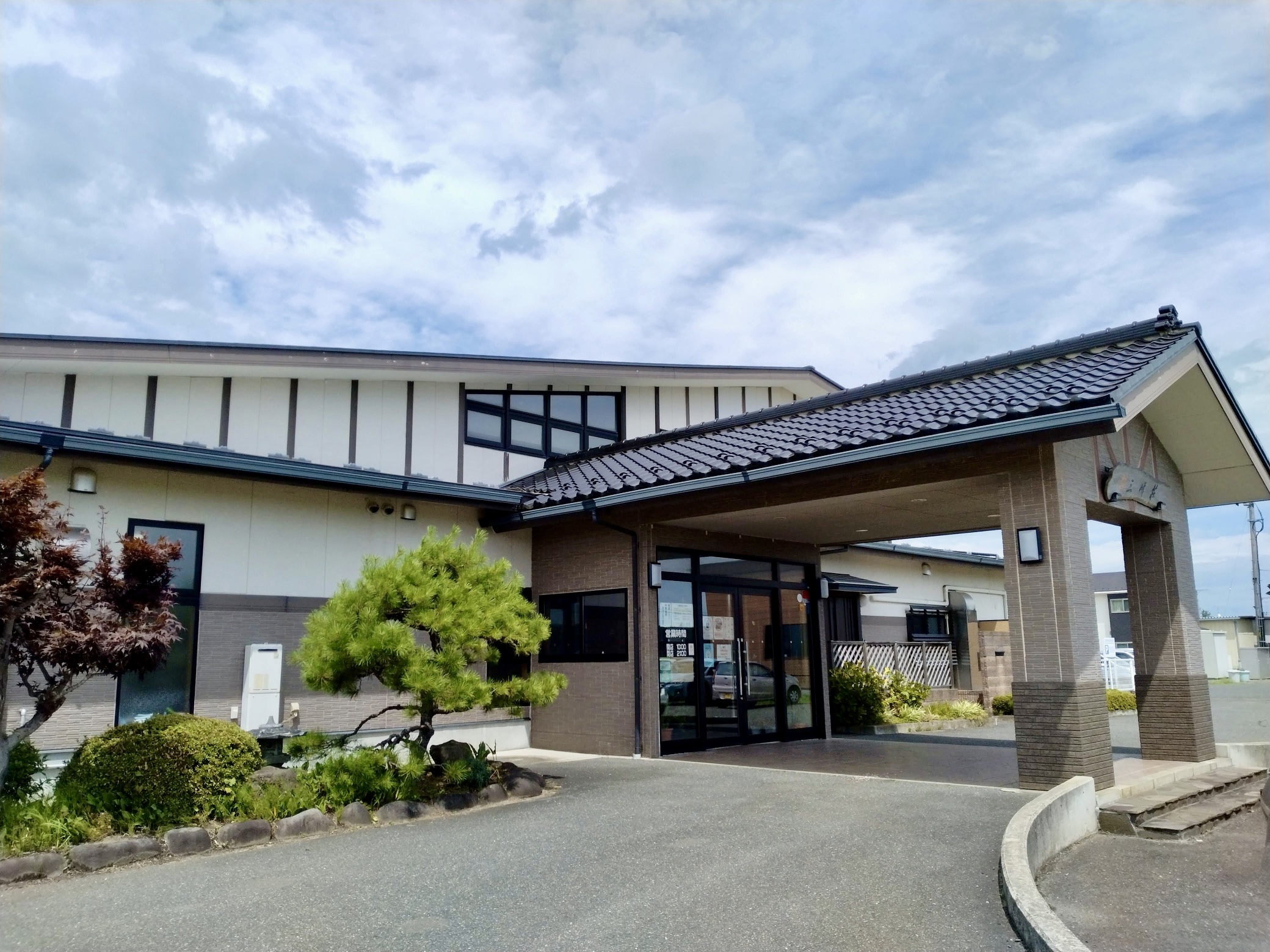 緑褐色の単純温泉がかけ流しの湯処…