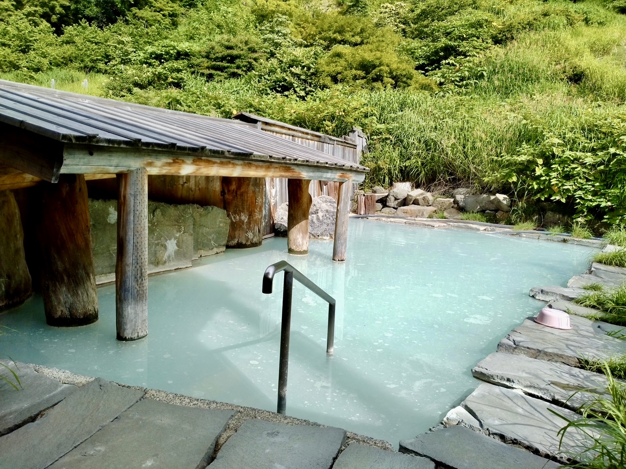 ３源泉がかけ流される泥湯温泉の湯宿…