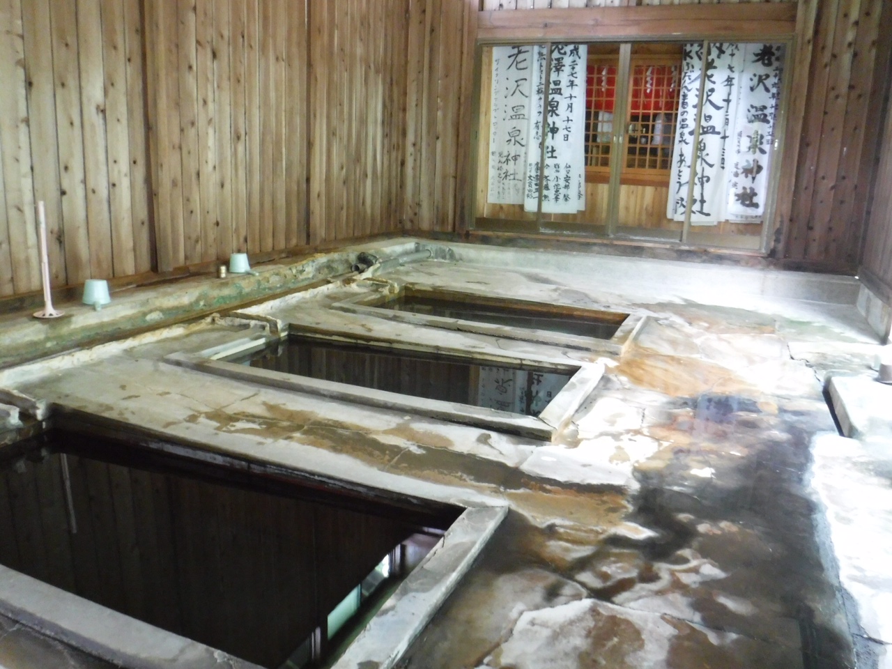 温泉神社の前で湯浴み