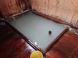 小さな浴槽にかけ流される白濁の硫黄泉…