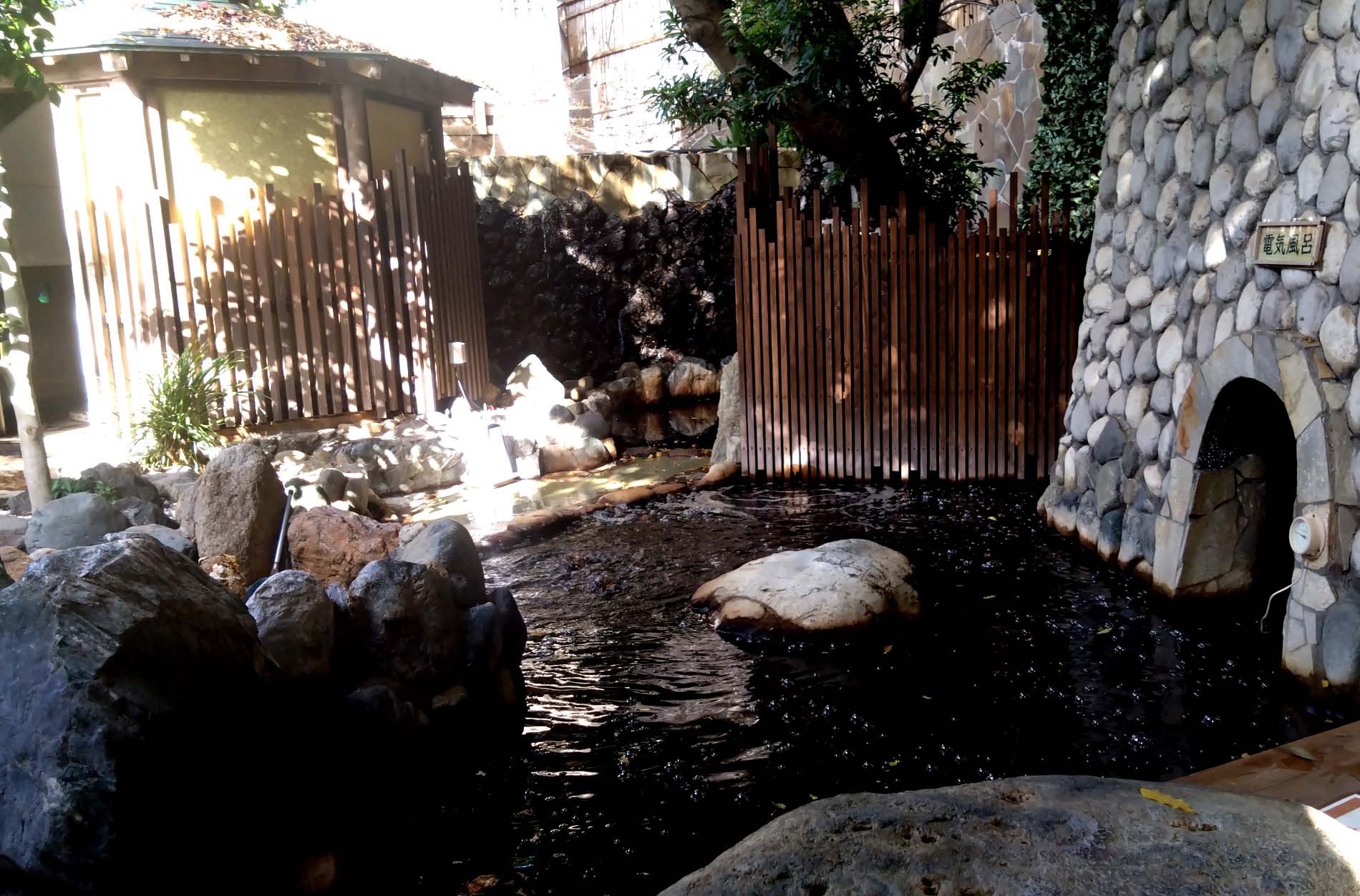 緑に囲まれた黒湯プチスーパー銭湯　　　…