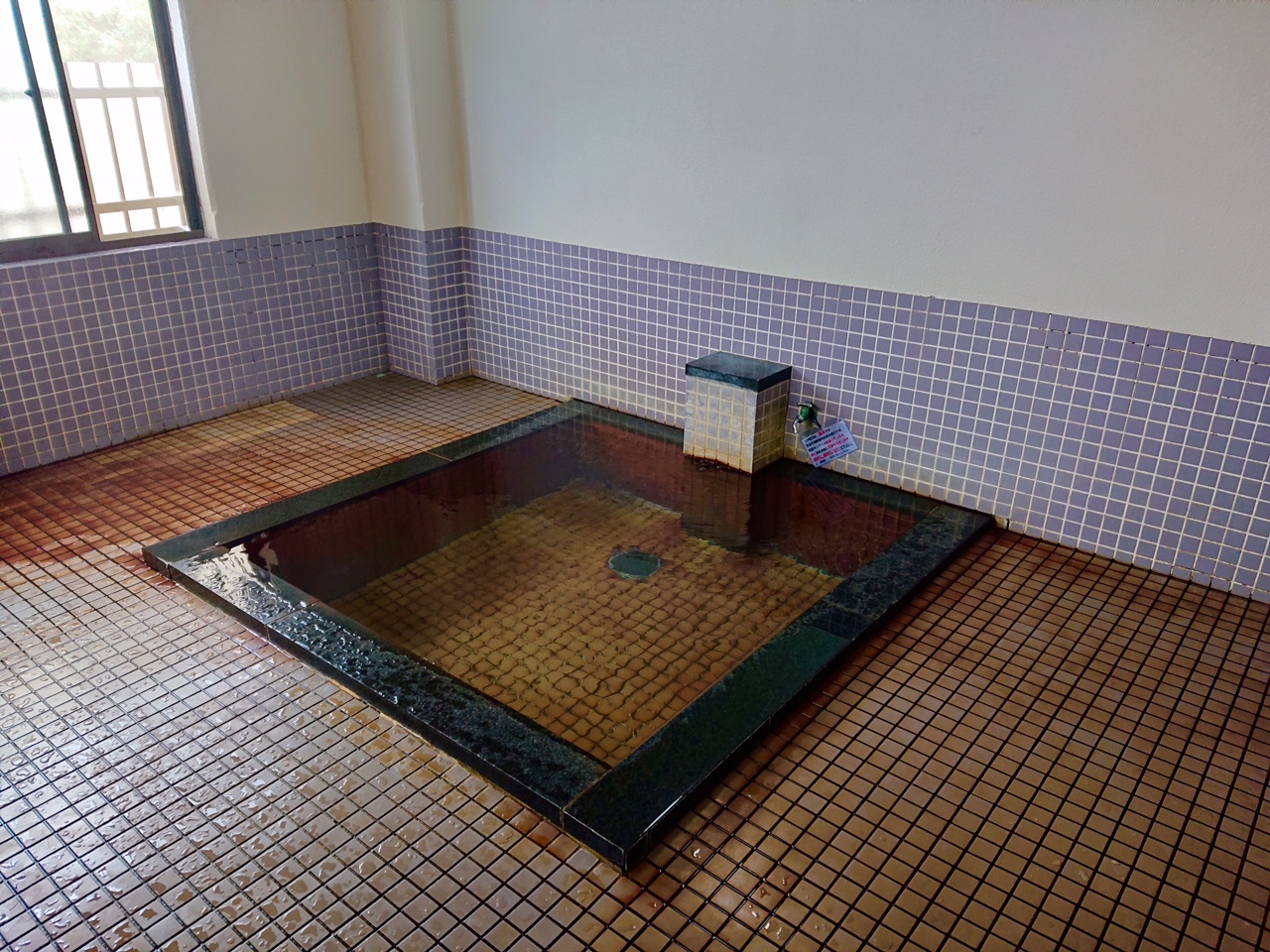 宿が１つしかない小さな温泉地の共同浴場…