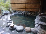 秘峡の露天風呂で浴びるマイナスイオン…