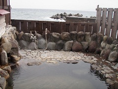 波打ち際の露天風呂「磯の湯」