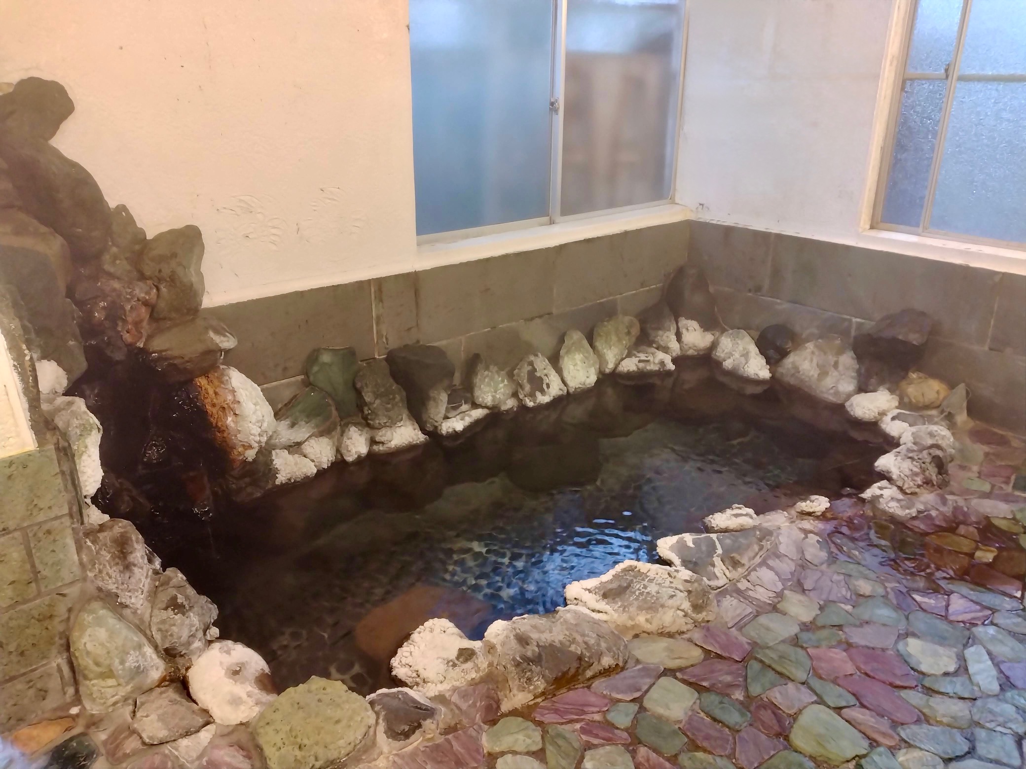 つげファン聖地の源泉かけ流しの長八の宿…