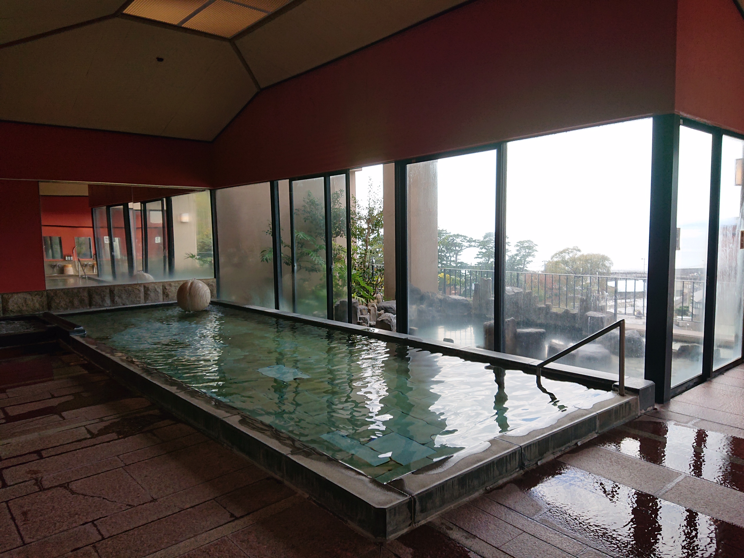 駿河湾を一望できる眺めの良い展望大浴場…