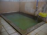 観光化された銀山温泉の簡素な共同浴場