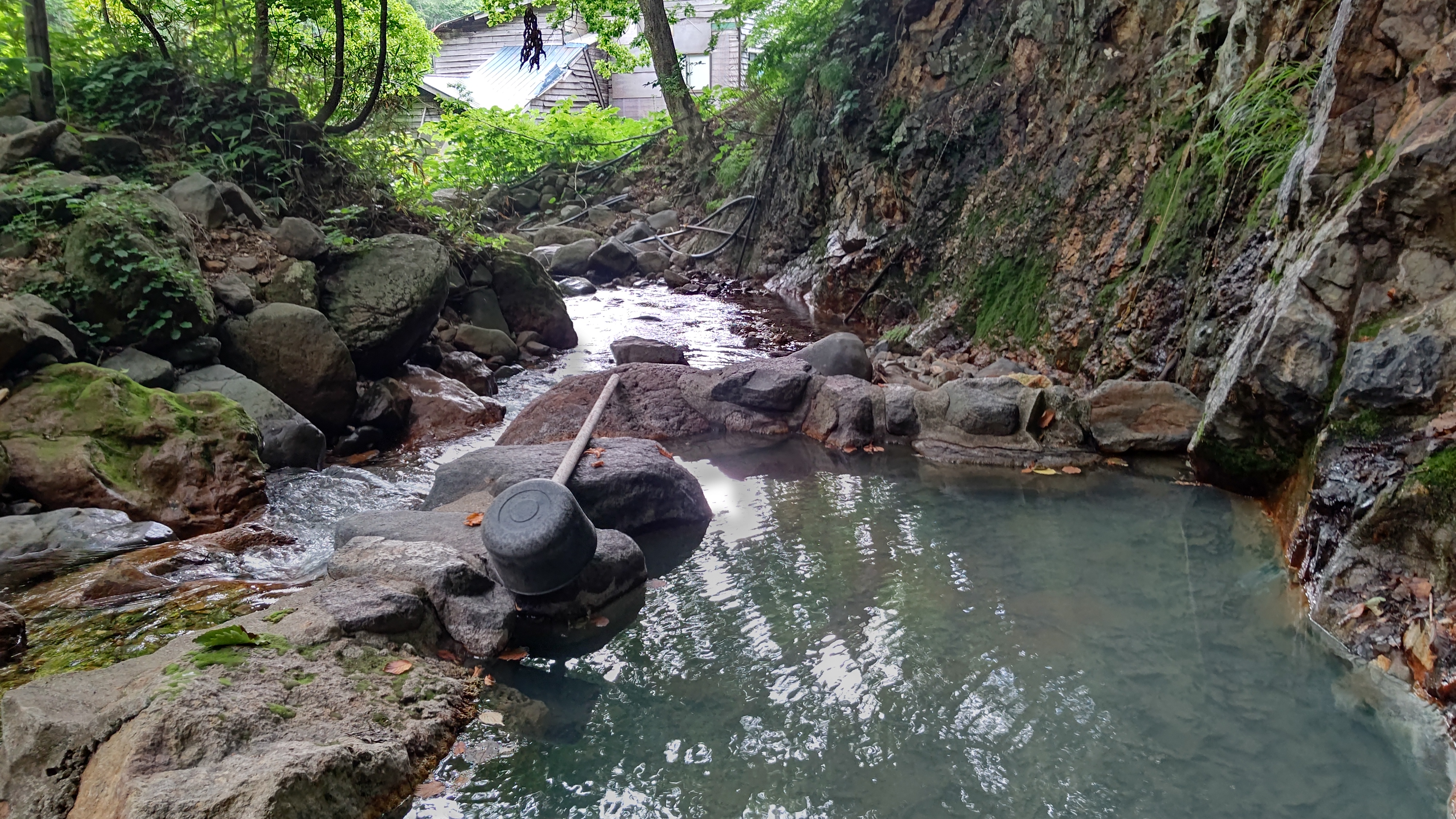 雷電温泉の空き地等に停めて、以降徒歩約…