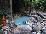 青白色の野天風呂＋硫黄の内湯岩風呂