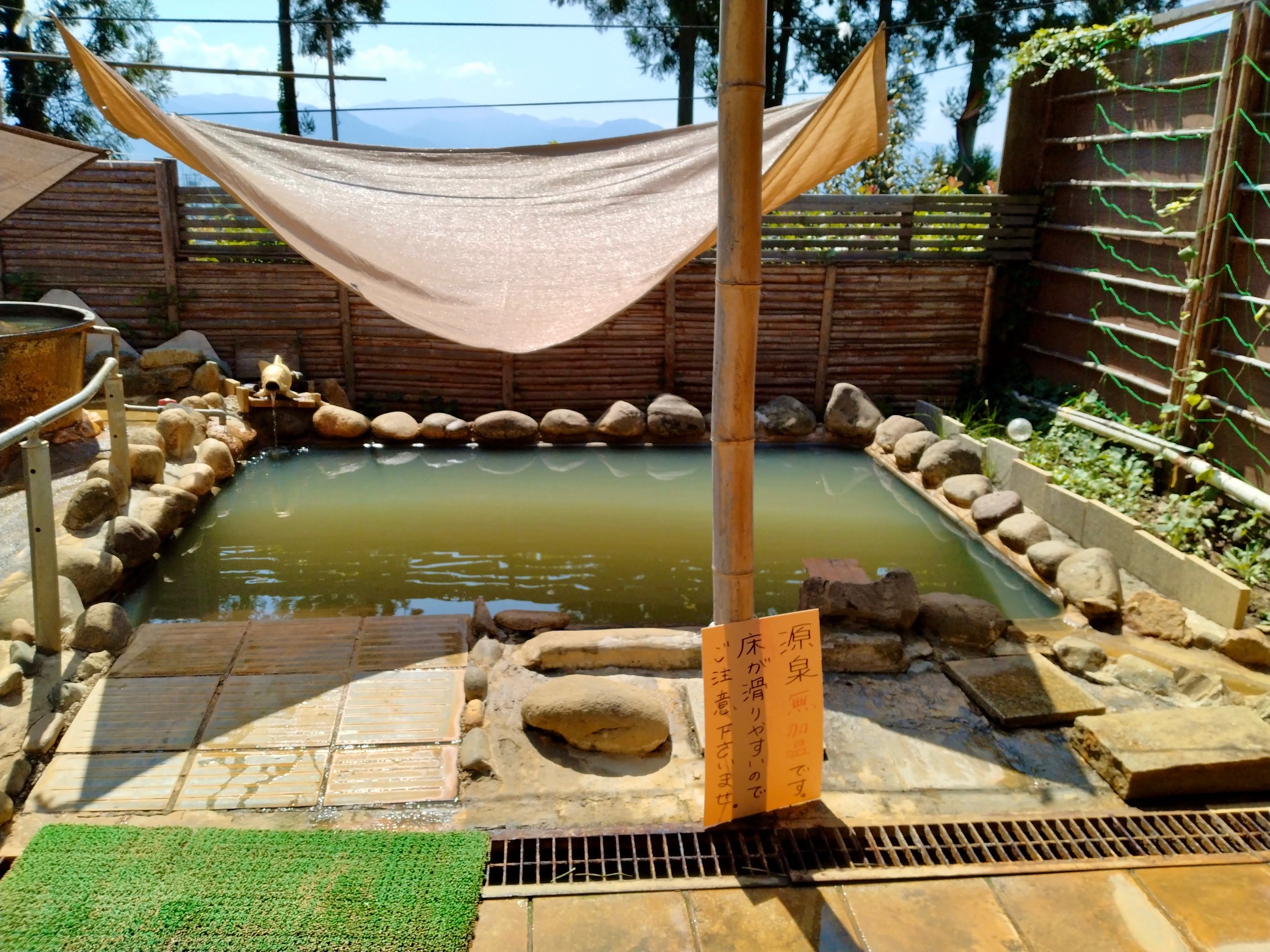 のどかな地域密着型の濁り湯かけ流し湯処…