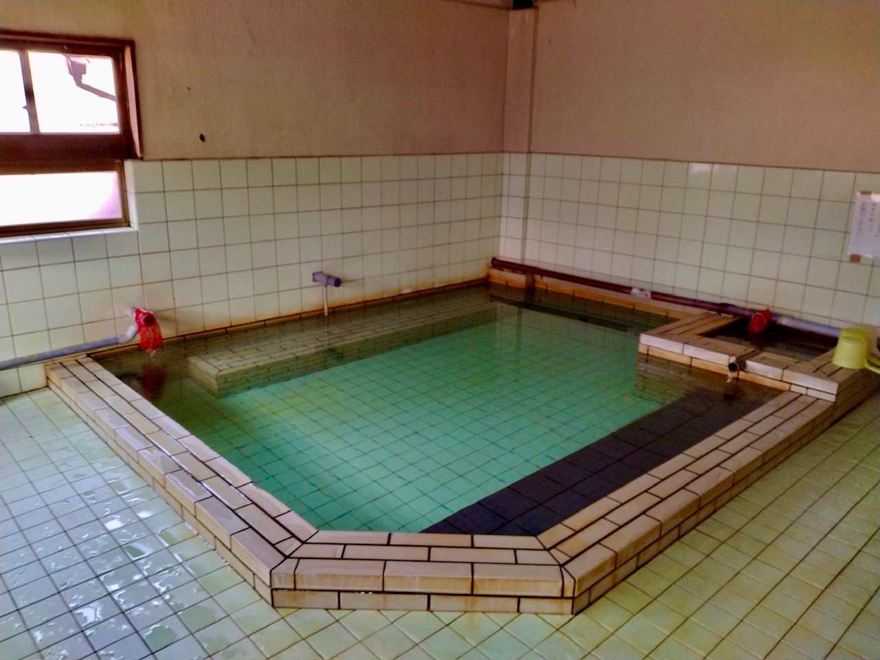 鰻池近くの噴気を源泉とする珍しい温泉…