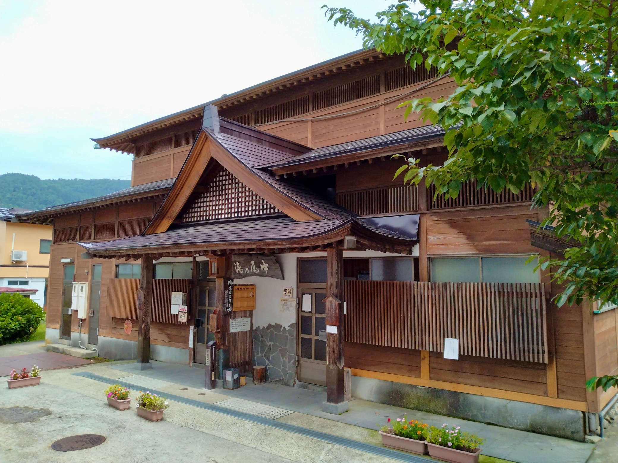 野沢温泉の重厚な湯屋建築の外湯…