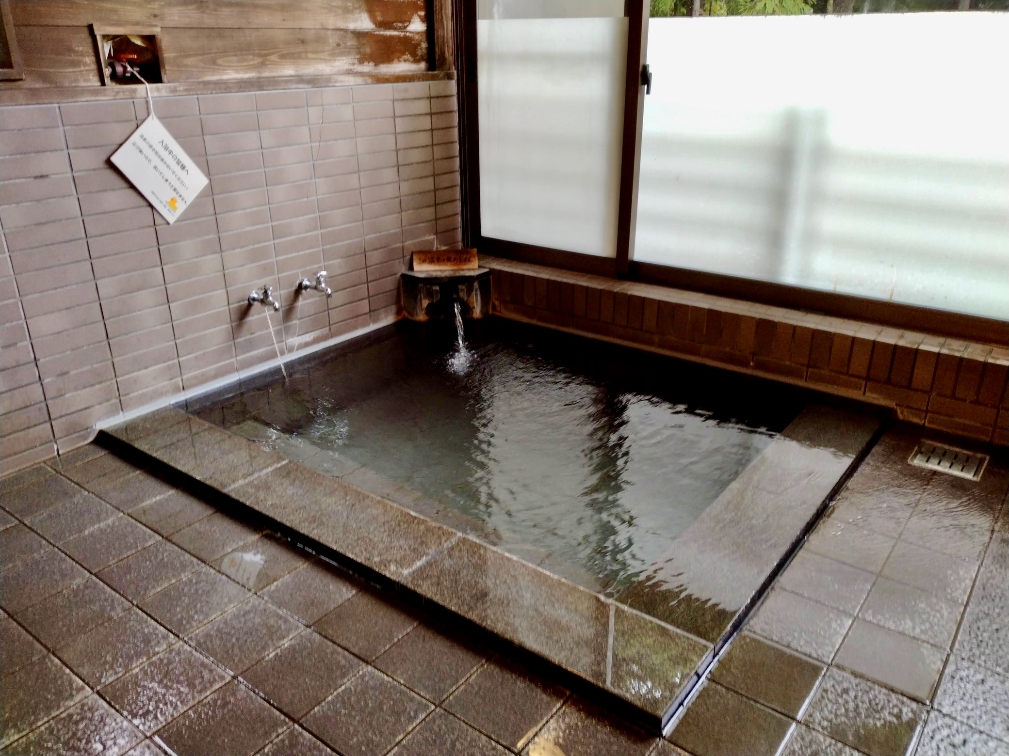 桧原湖も望める源泉かけ流しの小さな湯処…