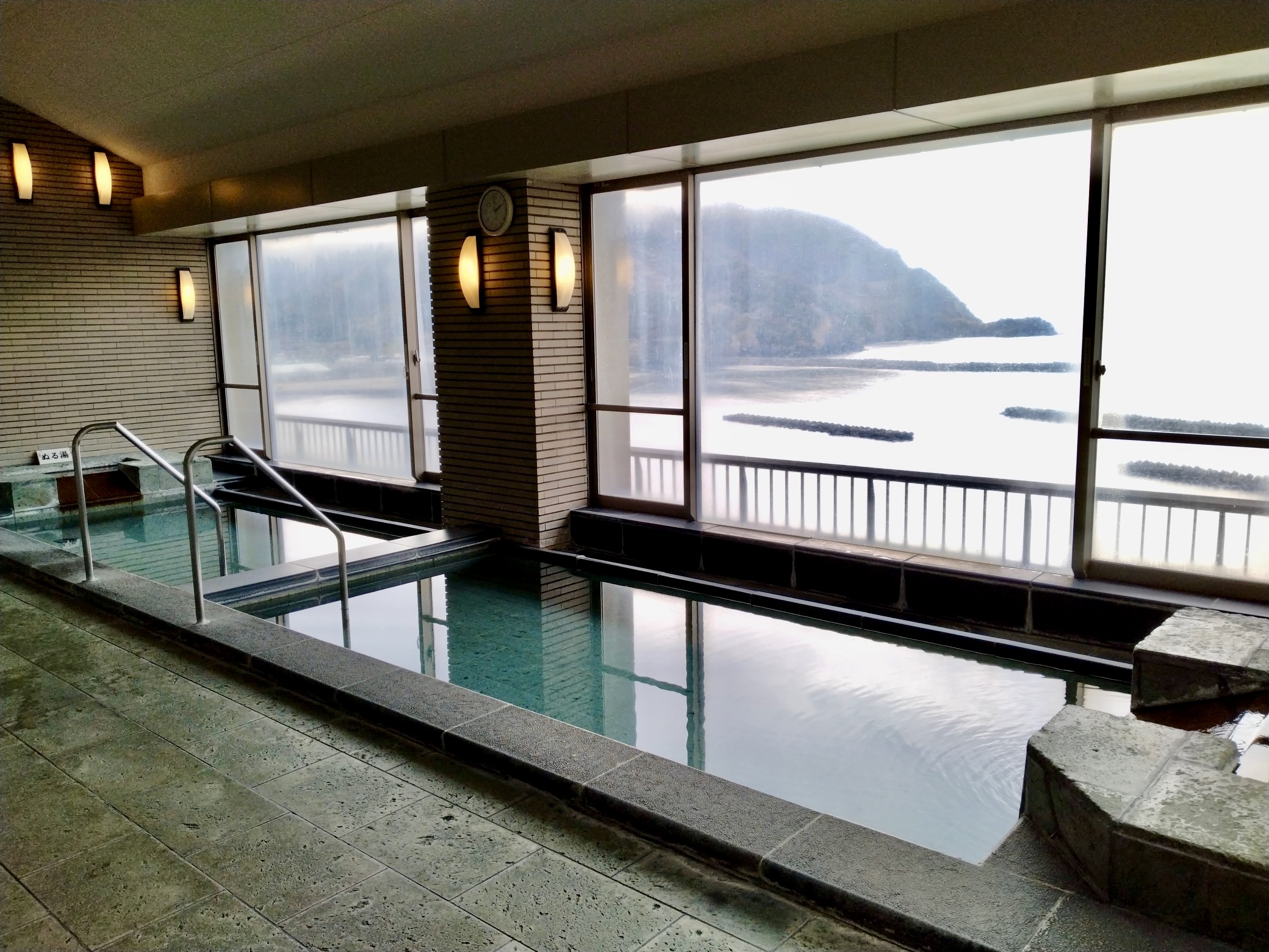 駿河湾の絶景を一望する最上階の大浴場…