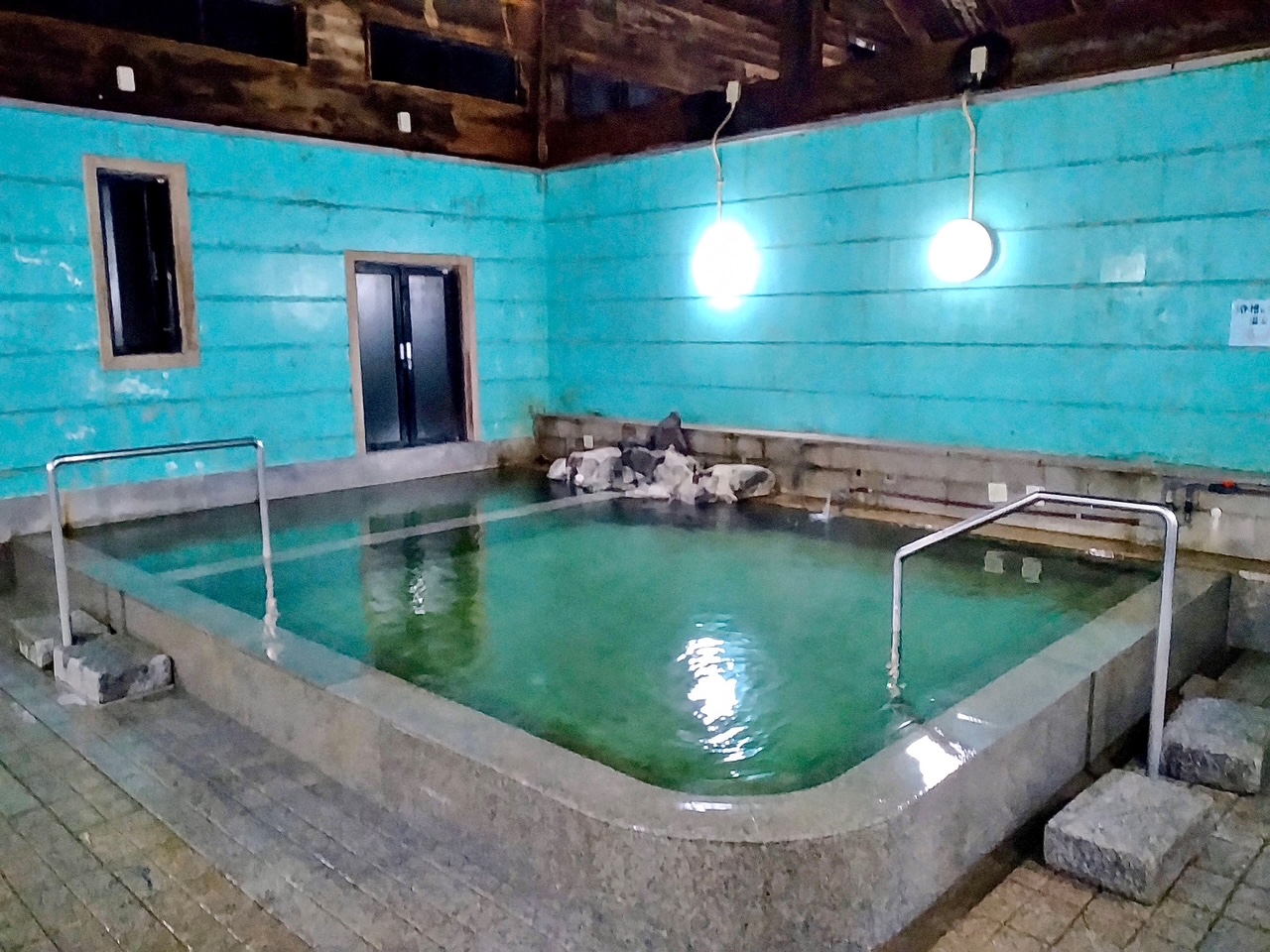 エメラルドグリーンに輝く伝説の名湯…