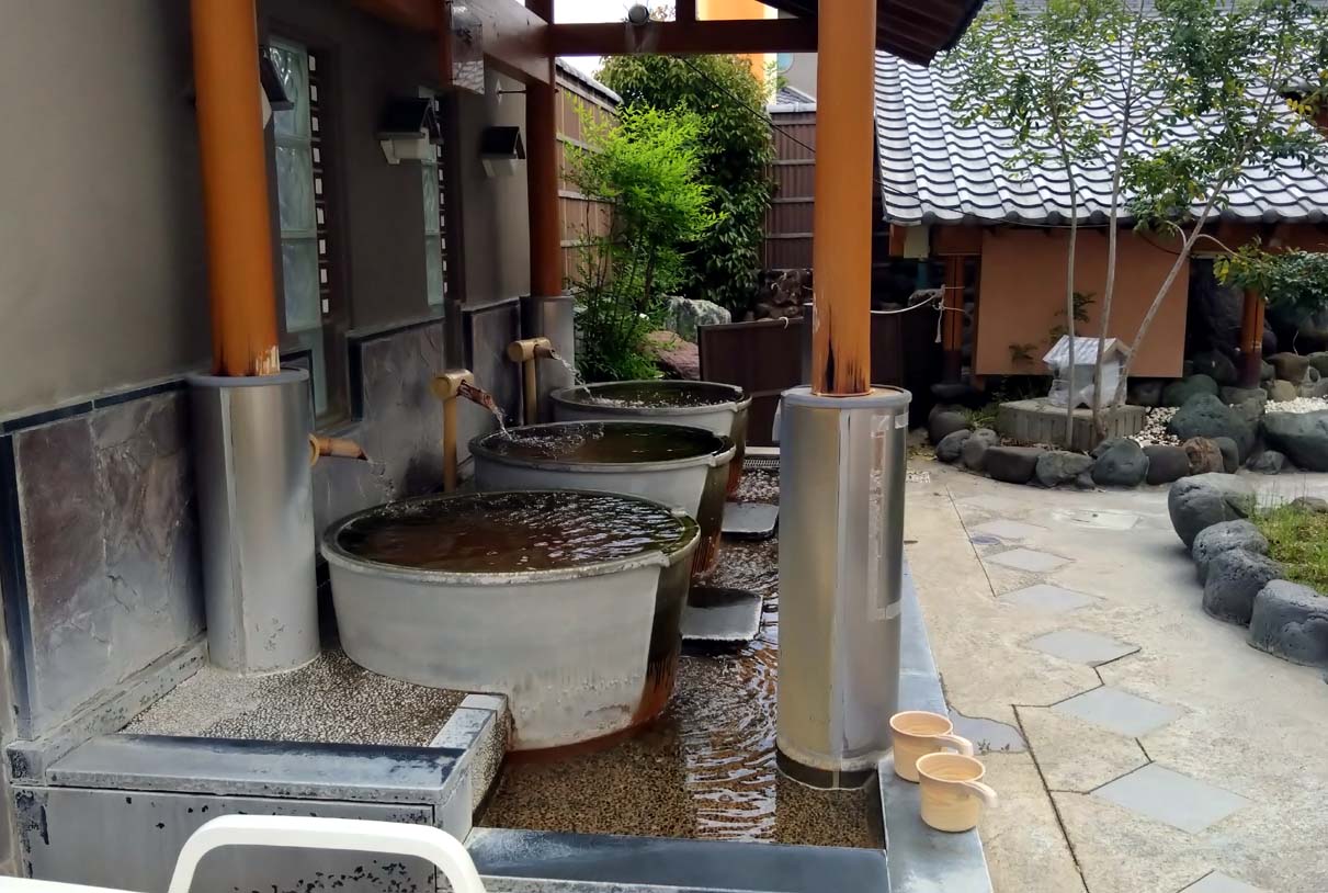 露天エリアが荒廃しているスーパー銭湯　…