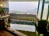 湯けむりたなびく街を見下ろす絶景湯宿…